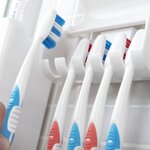 dispenser-di-dentifricio-con-portaspazzolino-diseeth-innovagoods