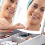 specchio-a-led-pieghevole-con-contenitore-per-trucchi-3-in-1-panomir-innovagoods