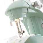 mini-macchina-da-cucire-portatile-con-led-rasafilo-e-accessori-sewny-innovagoods