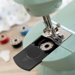 mini-macchina-da-cucire-portatile-con-led-rasafilo-e-accessori-sewny-innovagoods