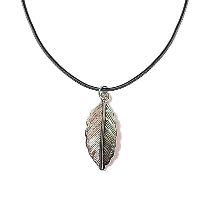 collana-in-corda-nera-con-ciondolo-foglia