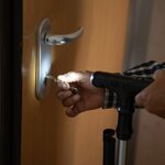bastone-estensibile-con-luce-led-allarme-acustico-e-mano-meccanica-hannde-innovagoods