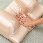cuscino-cervicale-antirughe-con-federa-in-raso-youthlow-innovagoods