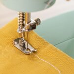 mini-macchina-da-cucire-portatile-con-led-rasafilo-e-accessori-sewny-innovagoods