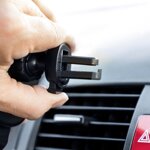 supporto-per-cellulare-con-caricabatterie-senza-fili-per-auto-wolder-innovagoods