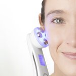 massaggiatore-viso-con-radiofrequenza-fototerapia-ed-elettrostimolazione-wace-innovagoods