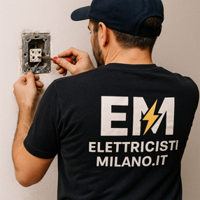 Elettricista durante la riparazione di un impianto elettrico