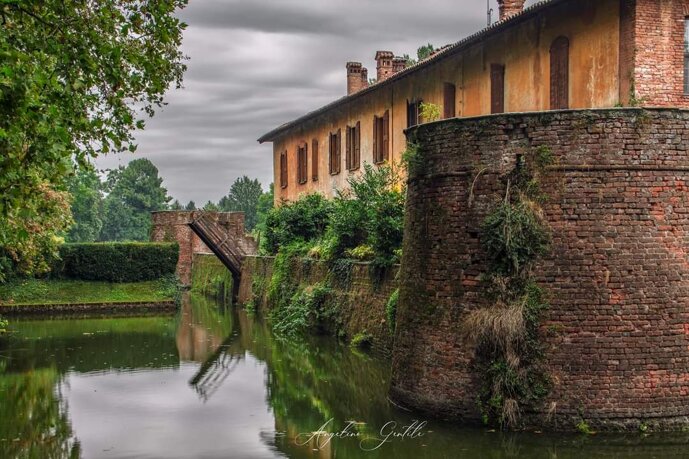 Il fossato del Castello Borromeo di Mirazzano