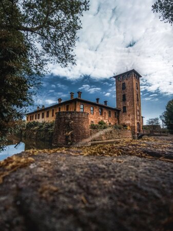 Il Castello Borromeo al centro del Borgo di Mirazzano a Peschiera