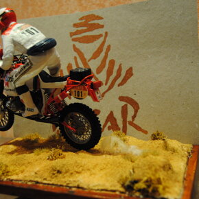 BMW r80gs paris dakar con pilota in diorama. Modellino in scala 1:12 marca TAMIYA