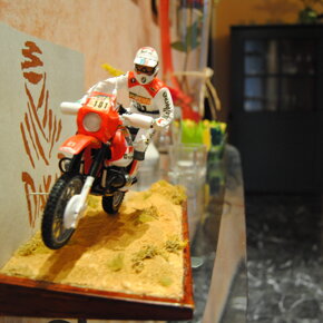BMW r80gs paris dakar con pilota in diorama. Modellino in scala 1:12 marca TAMIYA