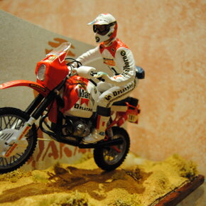BMW r80gs paris dakar con pilota in diorama. Modellino in scala 1:12 marca TAMIYA