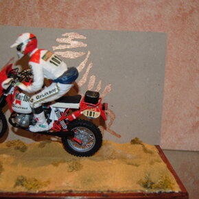 BMW r80gs paris dakar con pilota in diorama. Modellino in scala 1:12 marca TAMIYA