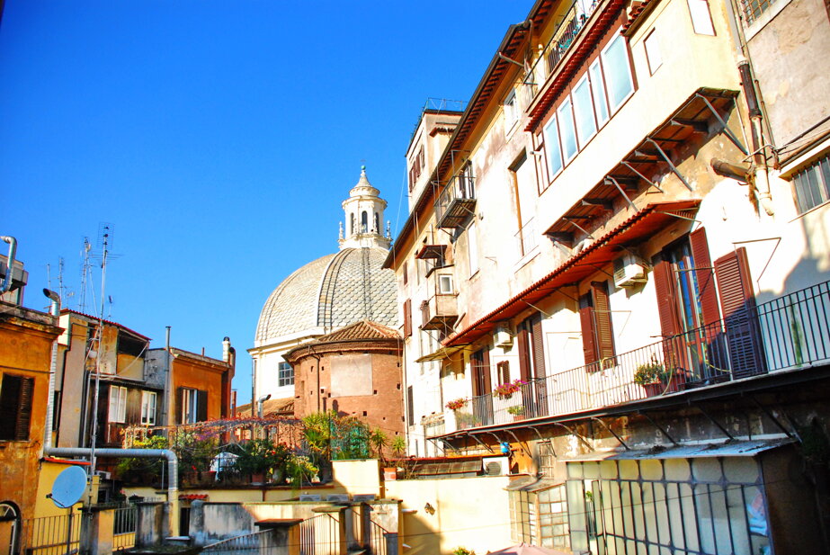 La vista inquadra una delle famose Chiese Gemelle di Piazza del Popolo