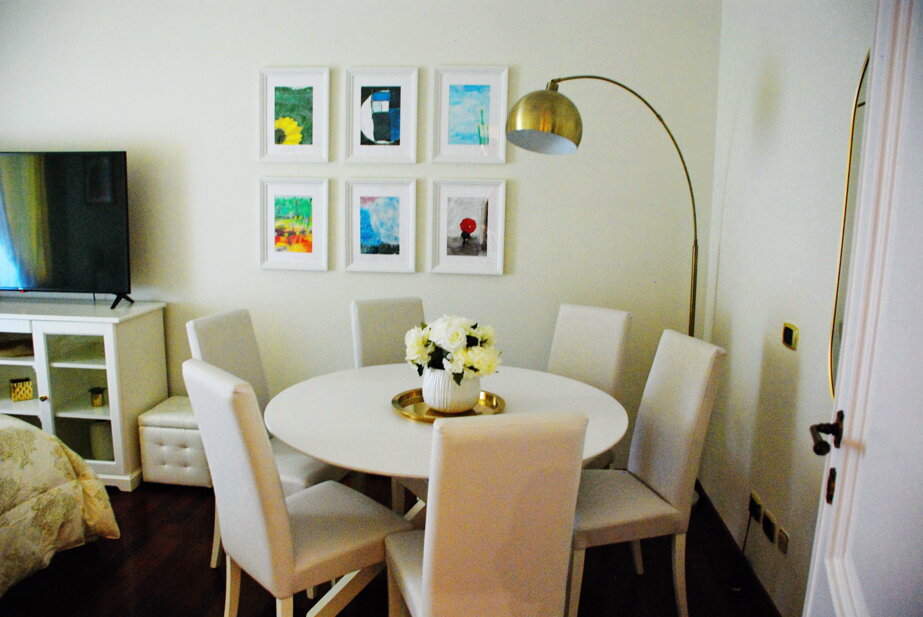 Salotto e sullo sfondo il progetto artistico Arte Dis-Abile di Antonella Di Domenico