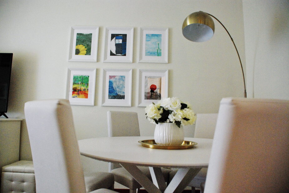 Salotto e sullo sfondo il progetto artistico Arte Dis-Abile di Antonella Di Domenico