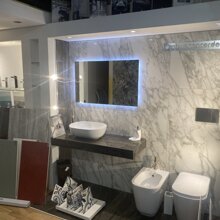 Bagno Arredato Mattonelle marmo bianco Atlas concorde; Vaso e bidet sospesi GLOBO; Mattonelle esposte ABK.
