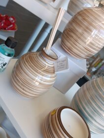 Profumatori e candele dipinti a mano