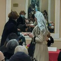 L'attenzione alla scuole La preside Carlini ritira la copia per l'I.C. Montini