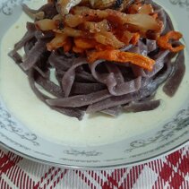 Pasta fresca alla tintilia Pasta fresca alla tintilia con fonduta di caciocavallo, guanciale soffritto, guarnita con stick di z