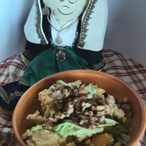 Polenta con verza, salsiccia e caciocavallo