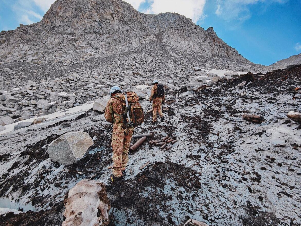 Guastatori alpini in bonifica tra i ghiacciai Guastatori alpini in bonifica tra i ghiacciai