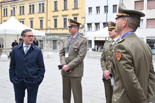 foto 3. il comandante del 3° guastatori con il vice sindaco di udine.jpeg foto 3. il comandante del 3° guastatori con il vice sindaco di udine.jpeg