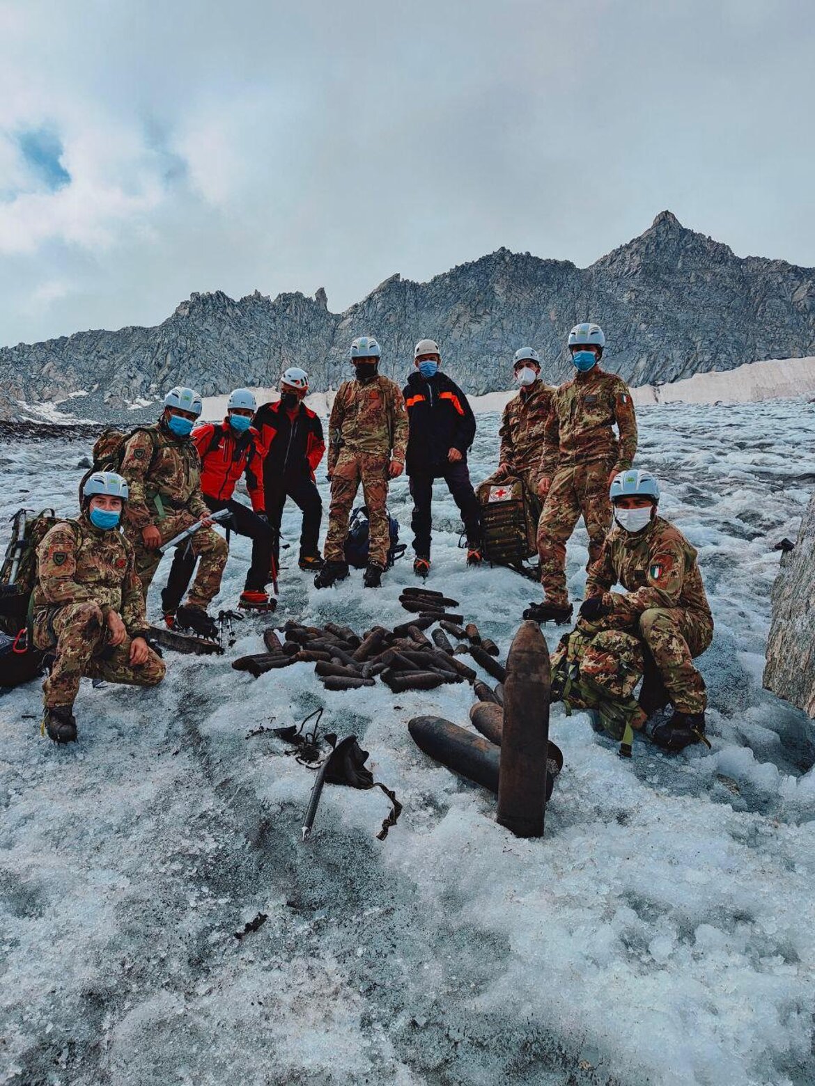 Guastatori alpini in bonifica tra i ghiacciai Guastatori alpini in bonifica tra i ghiacciai