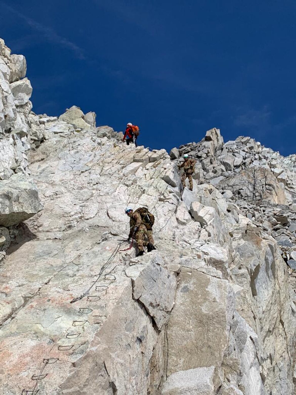 Guastatori alpini in bonifica tra i ghiacciai Guastatori alpini in bonifica tra i ghiacciai