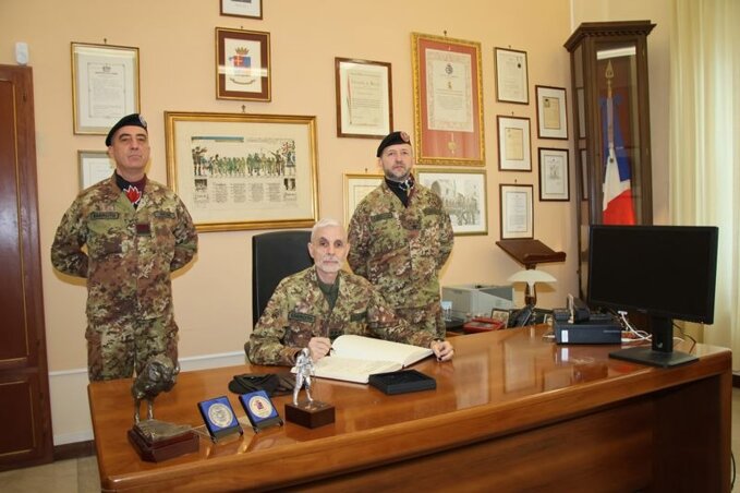 8.-il-gen.-c.a.-francesco-bruno-firma-l-albo-d-onore.jpeg