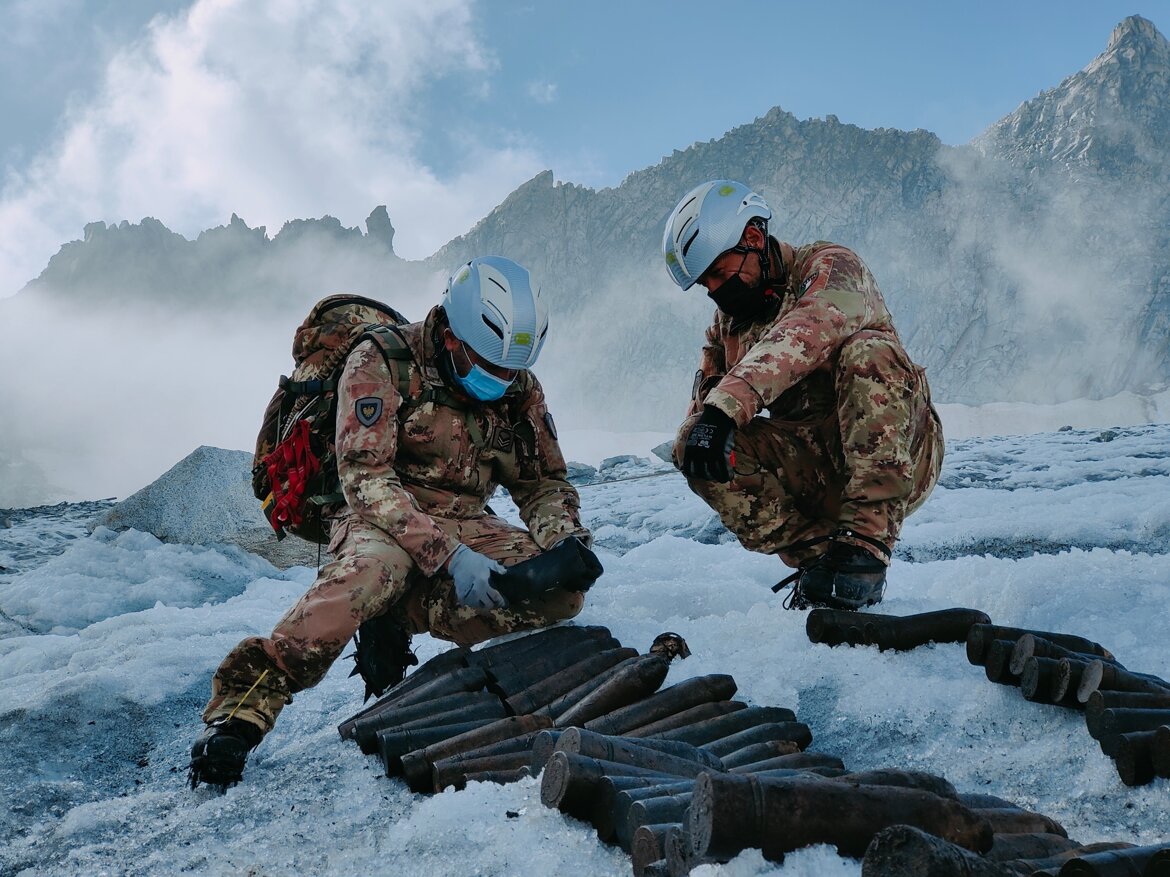 Guastatori alpini in bonifica tra i ghiacciai Guastatori alpini in bonifica tra i ghiacciai