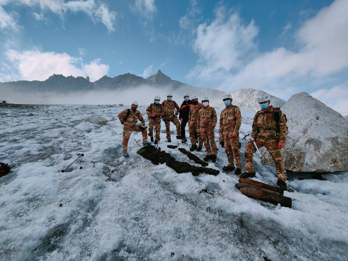 Guastatori alpini in bonifica tra i ghiacciai Guastatori alpini in bonifica tra i ghiacciai