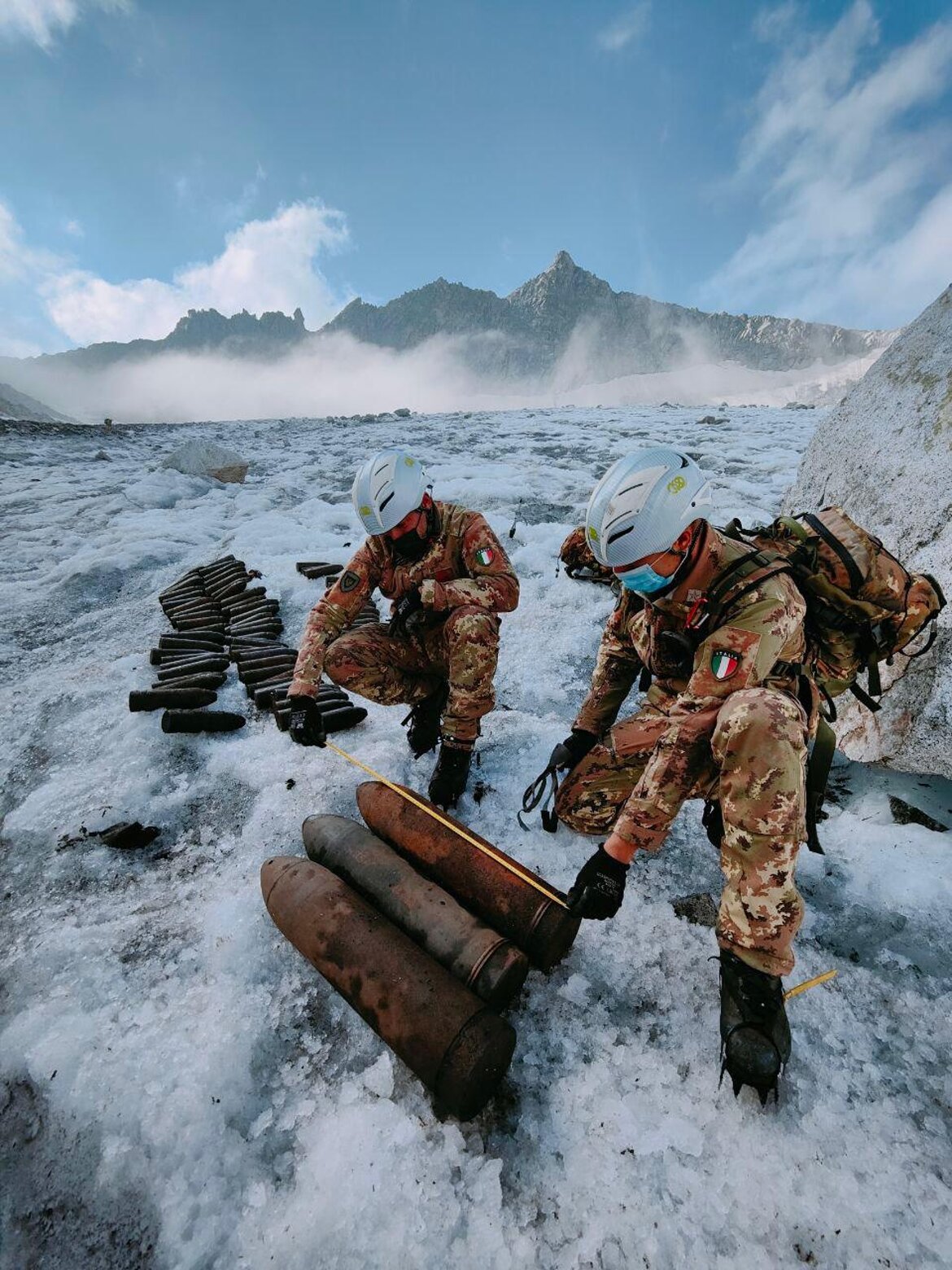 Guastatori alpini in bonifica tra i ghiacciai Guastatori alpini in bonifica tra i ghiacciai