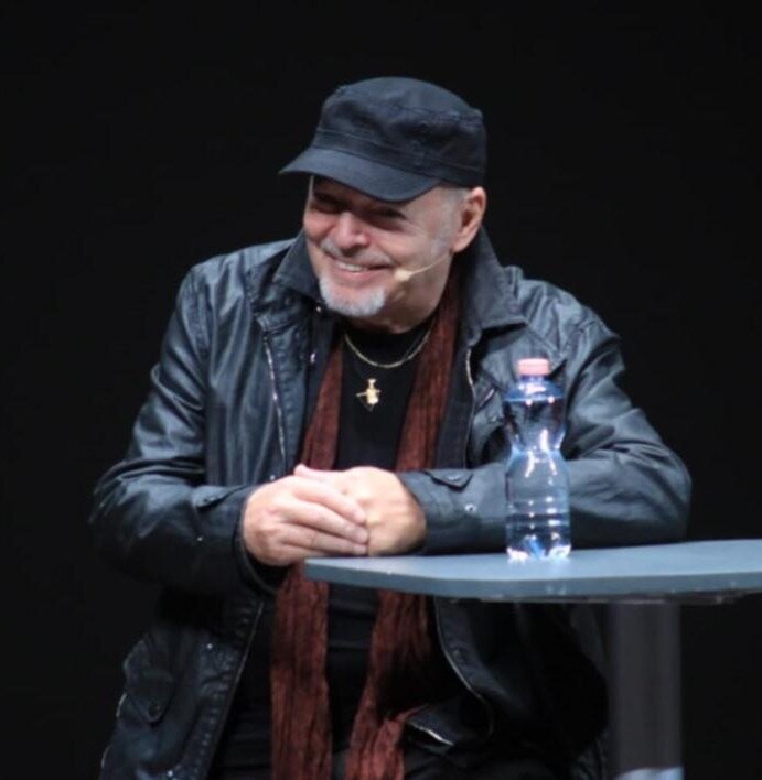 Vasco presenta a Modena "Vivere/Living", una raccolta d’arte con pensieri e versi: “Non sono un poeta, ma uno che da’ potenza alle parole con la musica”. Vasco presenta a Modena "Vivere/Living", una raccolta d’arte con pensieri e versi: “Non sono un poeta, ma uno che da’ potenza alle parole con la musica”.