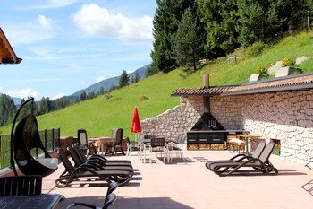 d8c27796-bb89-4629-8d3b-2da90e5b0f7b