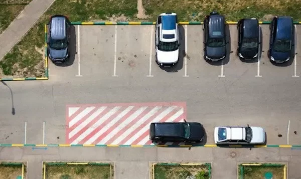 Diritto di Parcheggio in Condominio: la Cassazione fa chiarezza sul valore dei titoli e delle delibere assembleari