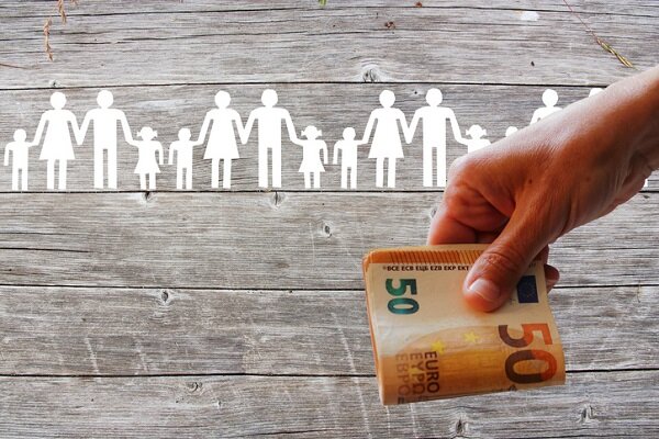 Si può ridurre l'assegno all'ex coniuge se non paga le spese extra per i figli? La Cassazione risponde.
