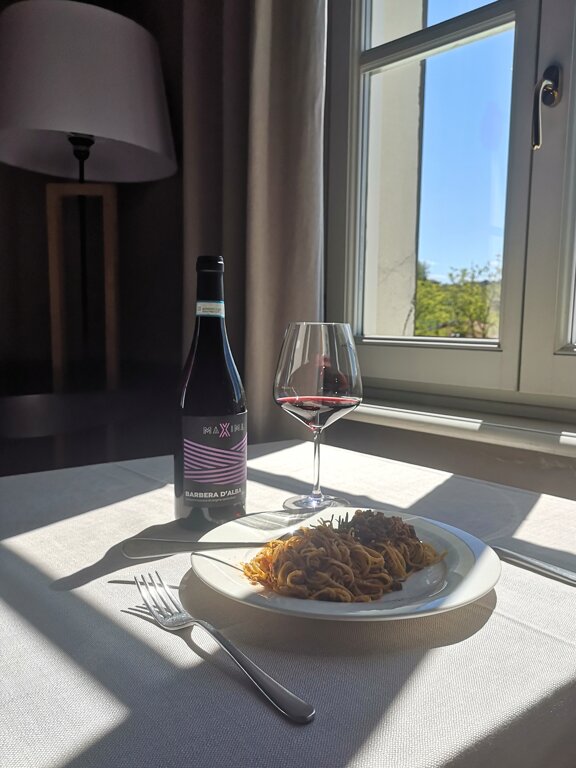 Pasto a tavola con bottiglia MAXIMA Pasto a tavola con bottiglia MAXIMA