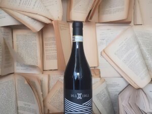 Primo piano della bottiglia di Barbaresco DOCG della nostra linea MAXIMA