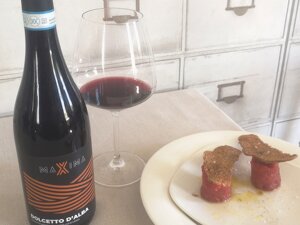 Primo piano della bottiglia di Dolcetto d'Alba DOC della nostra linea MAXIMA Primo piano della bottiglia di Dolcetto d'Alba DOC della nostra linea MAXIMA