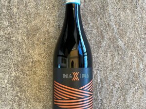 Primo piano della bottiglia di Dolcetto d'Alba DOC della nostra linea MAXIMA Primo piano della bottiglia di Dolcetto d'Alba DOC della nostra linea MAXIMA