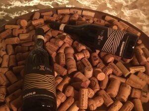 Primo piano della bottiglia di Barbaresco DOCG della nostra linea MAXIMA