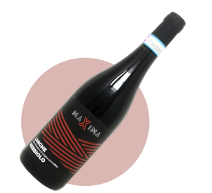 Primo piano bottiglia di Langhe DOC Nebbiolo della nostra linea MAXIMA