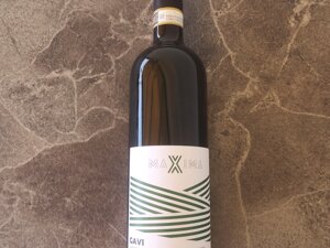 Primo piano della bottiglia di Gavi DOCG del Comune di Gavi della nostra linea MAXIMA