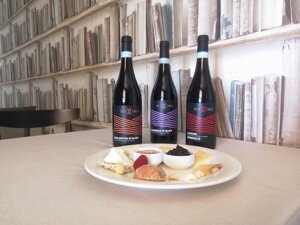 Primo piano della bottiglia di Langhe DOC Nebbiolo della nostra linea MAXIMA