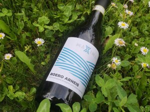 Primo piano della bottiglia di Roero Arneis DOCG della nostra linea MAXIMA