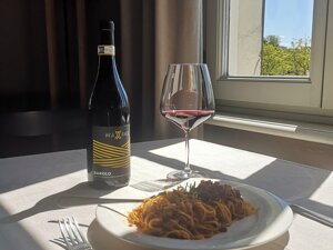 Primo piano della bottiglia di Barolo DOCG della nostra linea MAXIMA Primo piano della bottiglia di Barolo DOCG della nostra linea MAXIMA