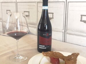 Primo piano della bottiglia di Langhe DOC Nebbiolo della nostra linea MAXIMA