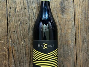 Primo piano della bottiglia di Barolo DOCG della nostra linea MAXIMA Primo piano della bottiglia di Barolo DOCG della nostra linea MAXIMA