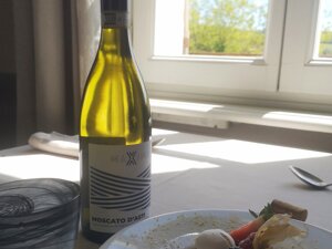 Primo piano della bottiglia di Moscato d'Asti DOCG della nostra linea MAXIMA